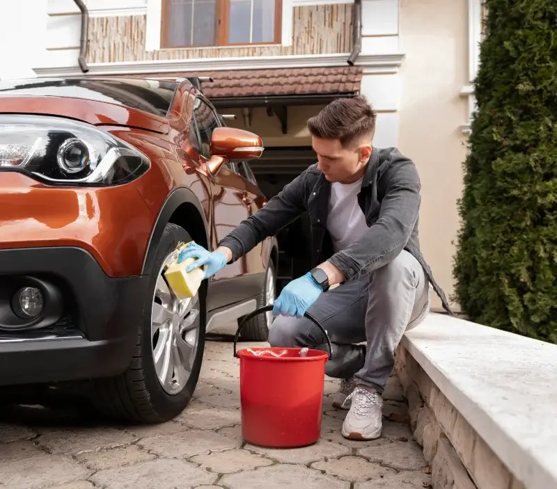 Lavage auto à domicile Chambon : professionnel intervenant sur un véhicule